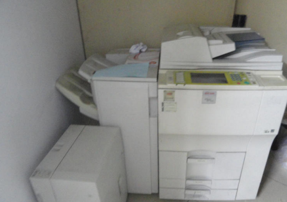  A) 01 (uma) impressora Ricoh Atício 7001, avaliada em R$ 14.000,00 (quatorze mil reais);B) 01 (um) aparelho de ar condicionado, Consul, classe A 18.000, avaliado em R$ 900,00(novecentos reais).Certificou o oficial de justiça em 30 de outubro de 2018 que o item A está em estado regular deconserv